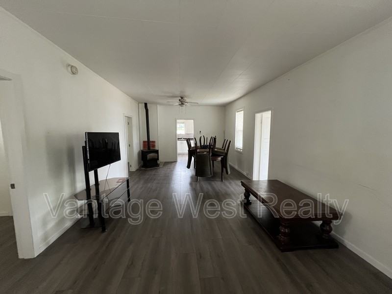 175 Eckhardt Ave W - Photo 4 of 9
