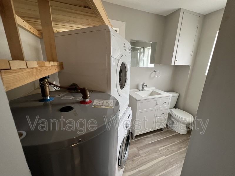 175 Eckhardt Ave W - Photo 7 of 9