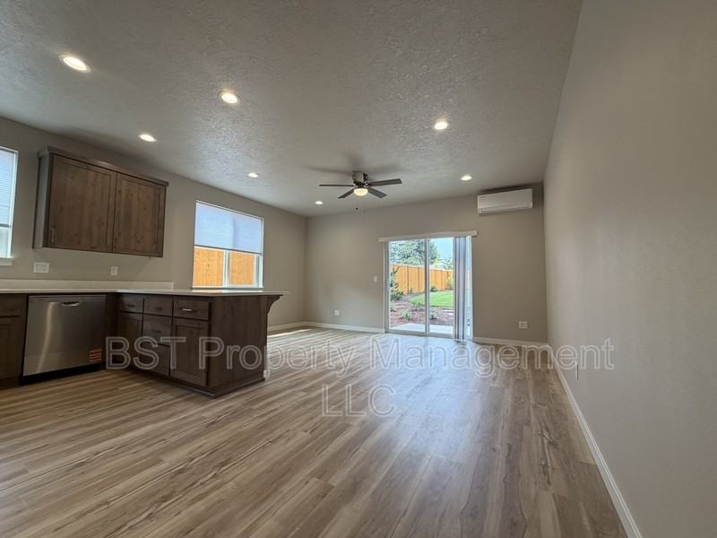 4025 Filbert Ave Ne - Photo 5 of 39