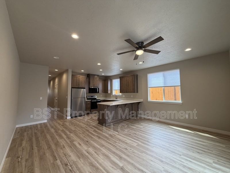 4025 Filbert Ave Ne - Photo 6 of 39