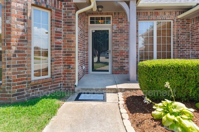 9008 Nw 79th St - Photo 4 of 35
