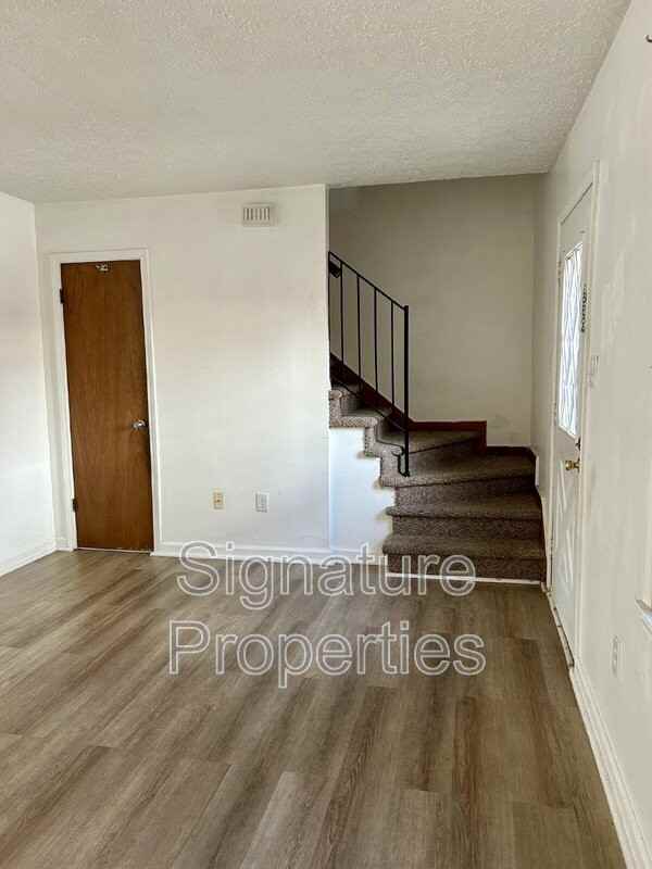 1055 Rives Rd #16 - Photo 4 of 16