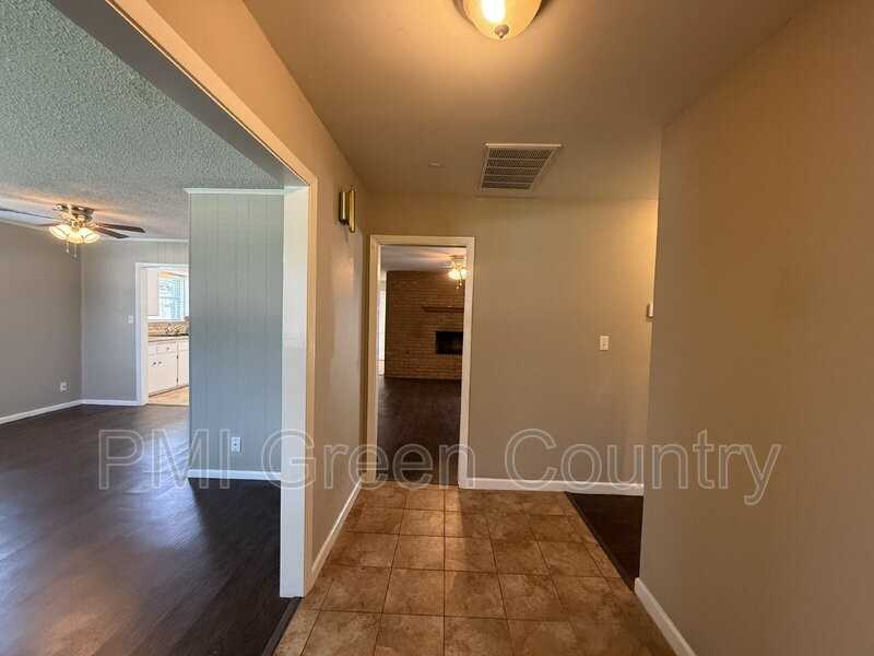 5919 E 45th St - Photo 4 of 26