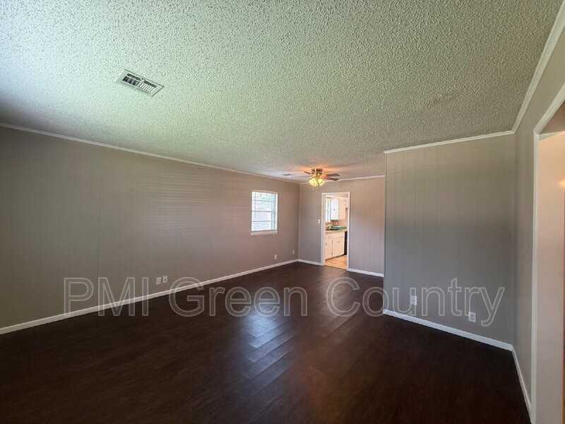 5919 E 45th St - Photo 5 of 26