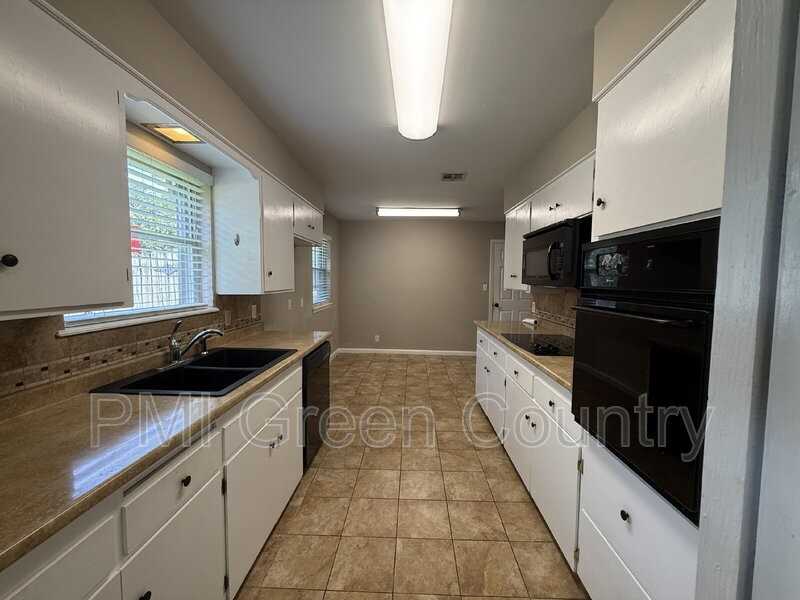5919 E 45th St - Photo 6 of 26