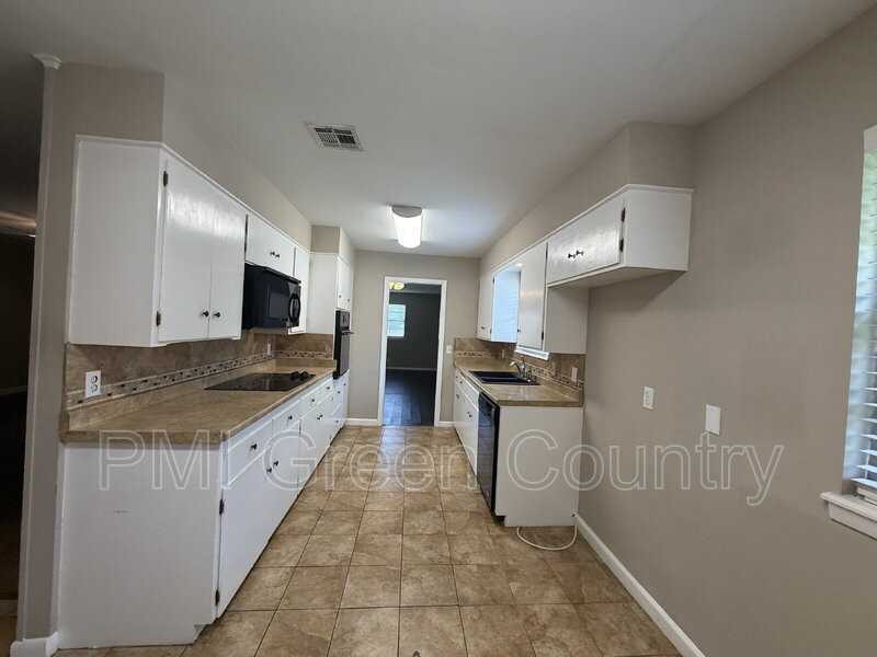 5919 E 45th St - Photo 7 of 26