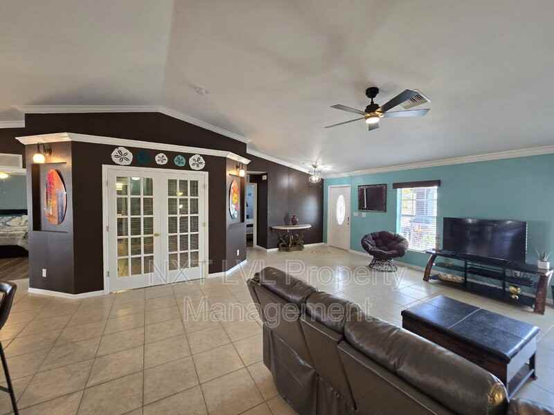 1401 Sw Embers Ter - Photo 4 of 23
