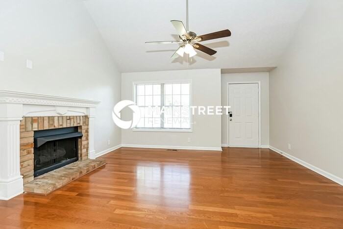 323 Alexis Dr - Photo 4 of 16