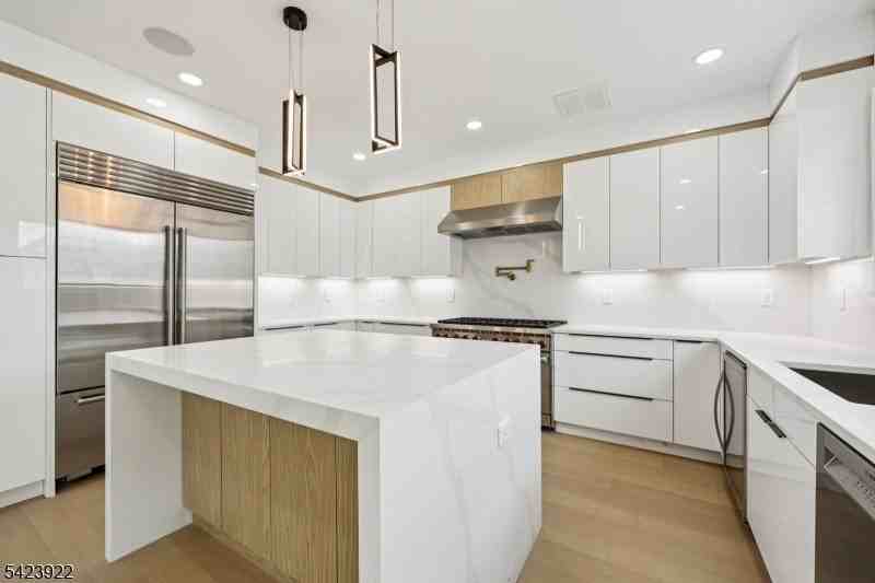 51 Albany Ave - Photo 3 of 46