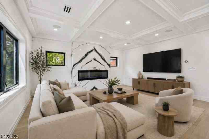 51 Albany Ave - Photo 4 of 46