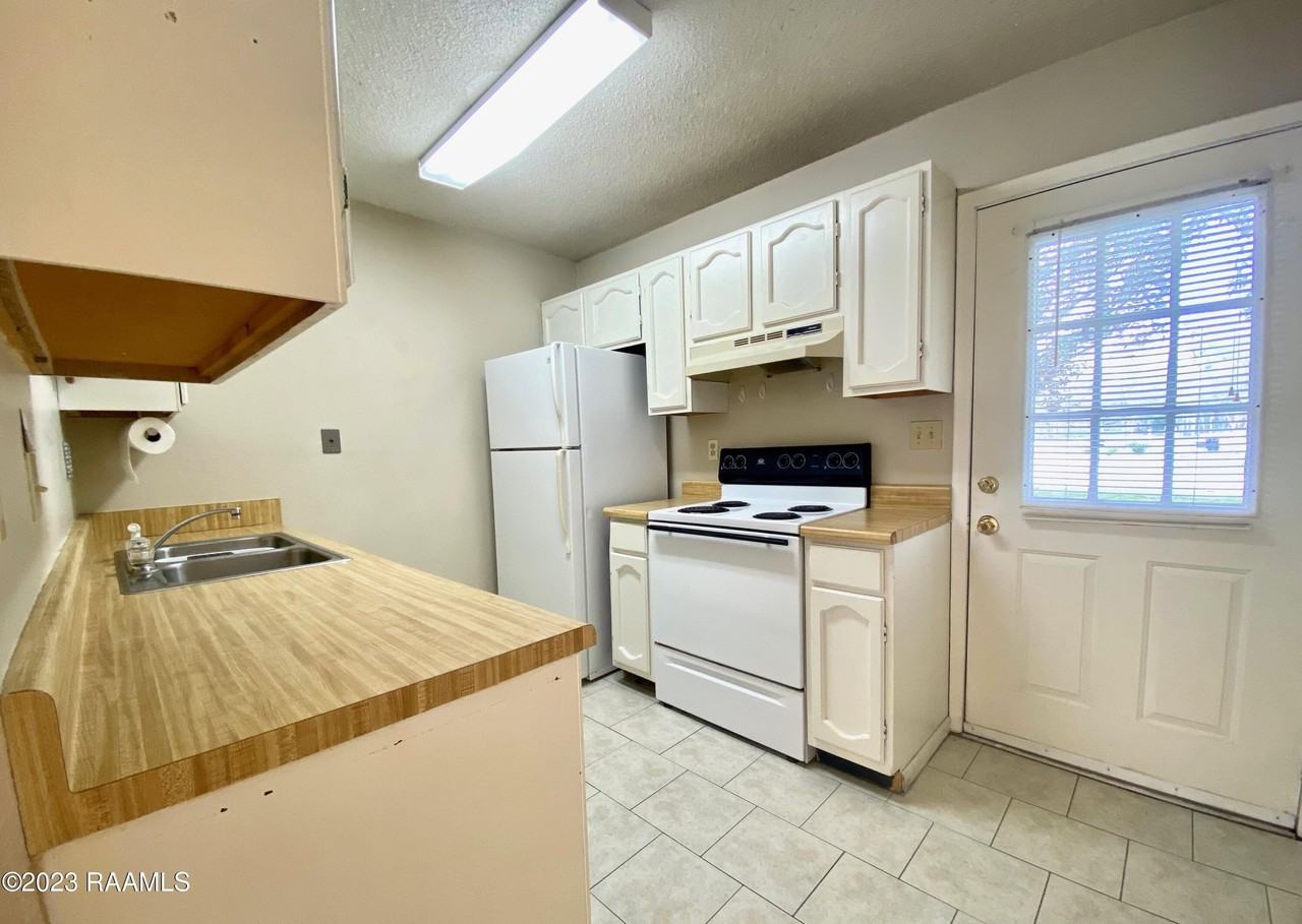 204 Wilkie St - Photo 4 of 12