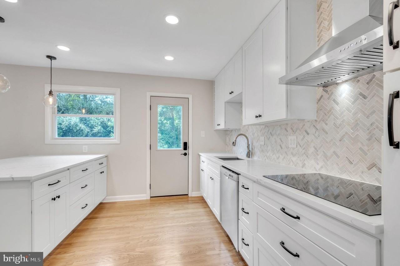 9902 Holmhurst Rd - Photo 6 of 33