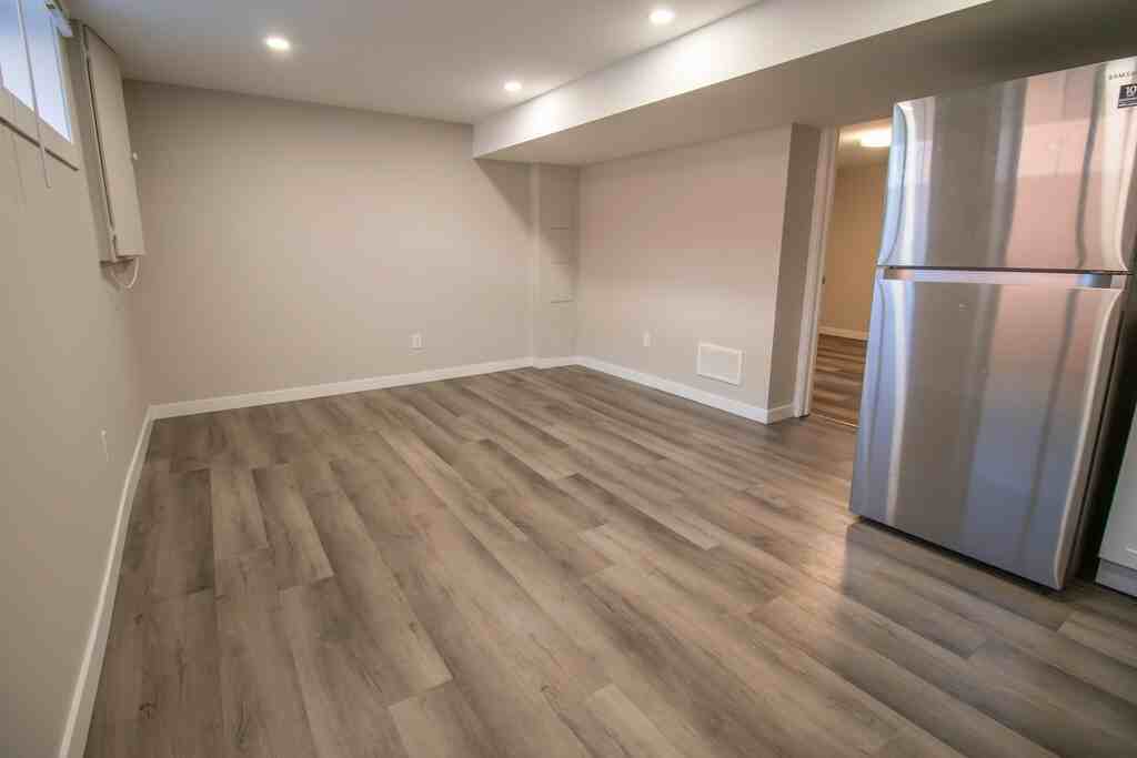121 Golden Boulevard West - Photo 2 of 21
