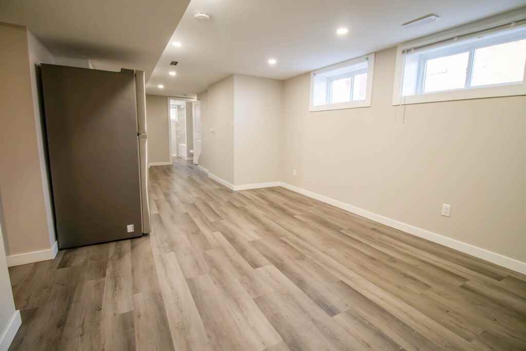 121 Golden Boulevard West - Photo 4 of 21