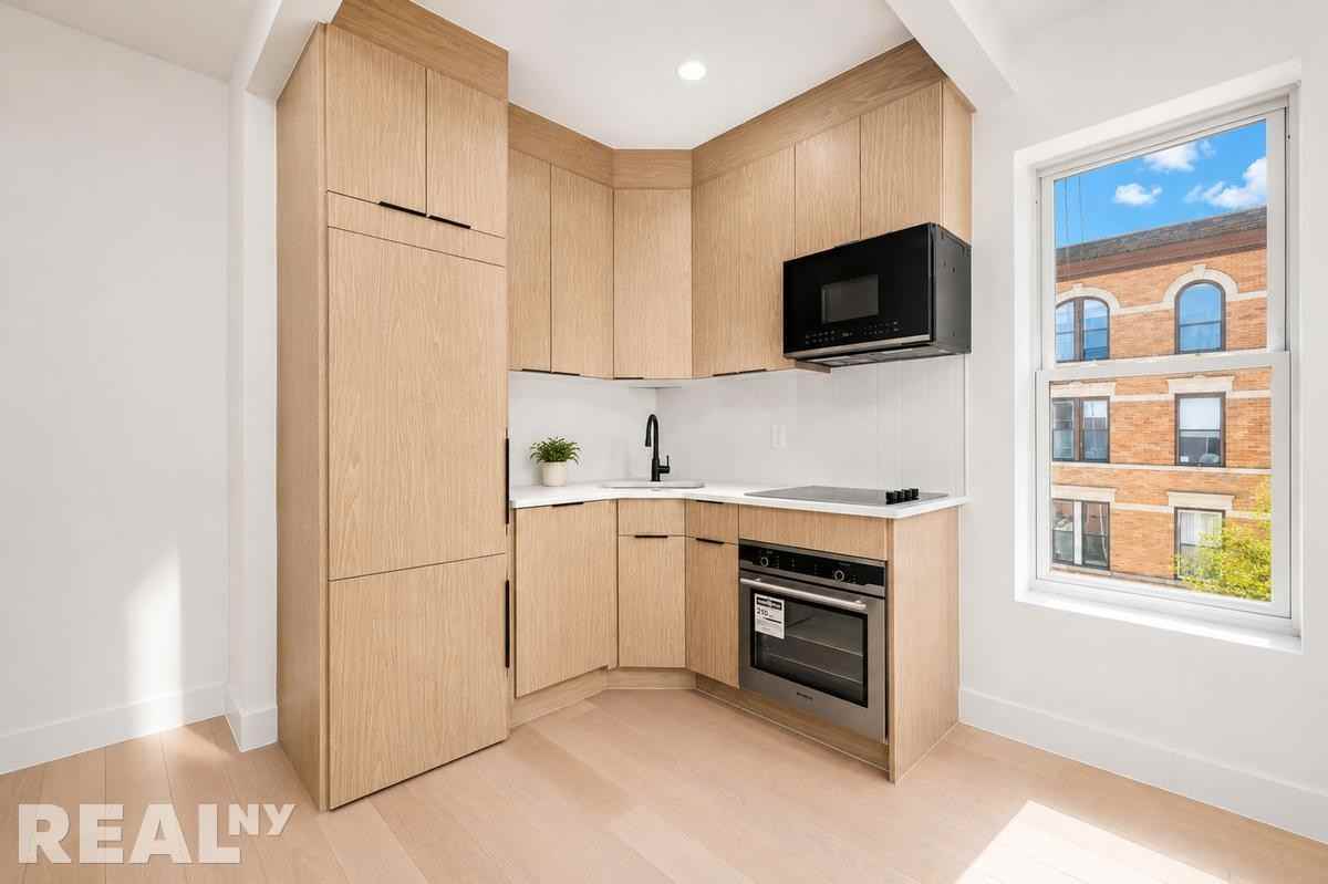 8th Ave #3L - Photo 2 of 9