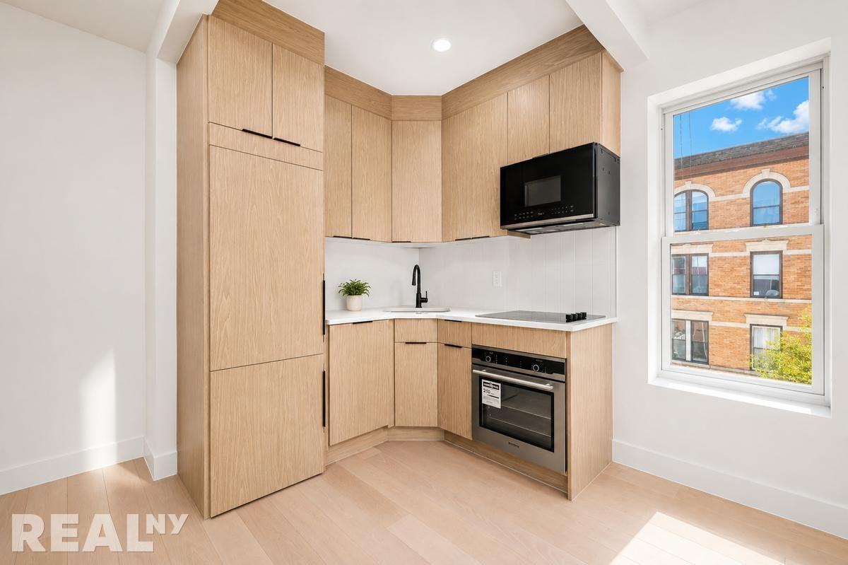 8th Ave #3L - Photo 2 of 9