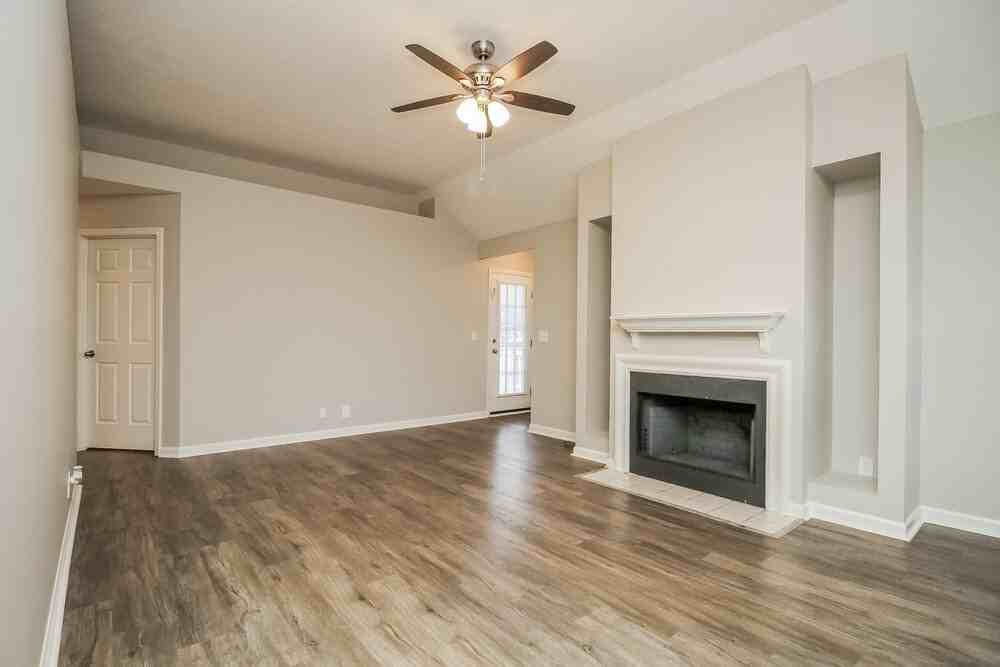 3920 Calumet Dr - Photo 4 of 16