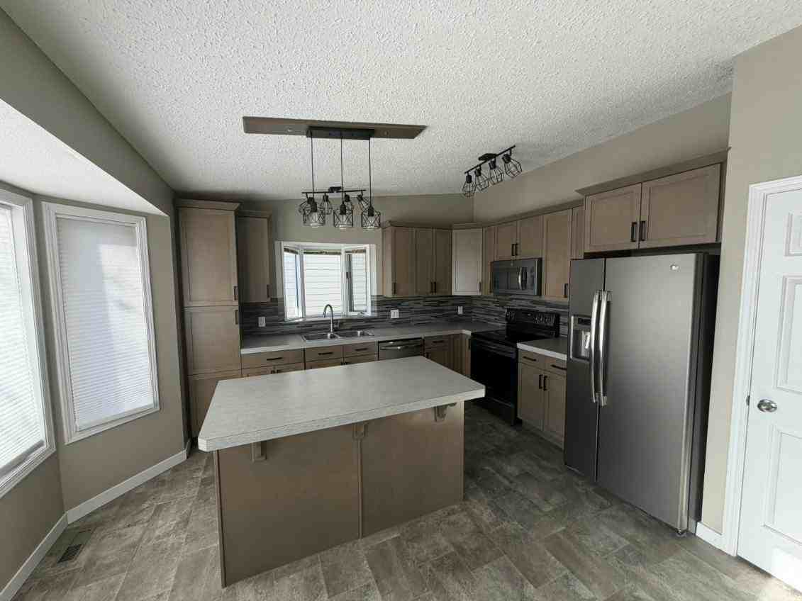 9609 72 Ave - Photo 5 of 18