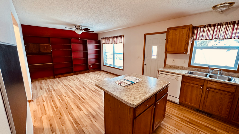335 Sherwood Ave - Photo 5 of 47