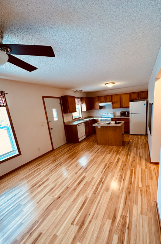 335 Sherwood Ave - Photo 7 of 47
