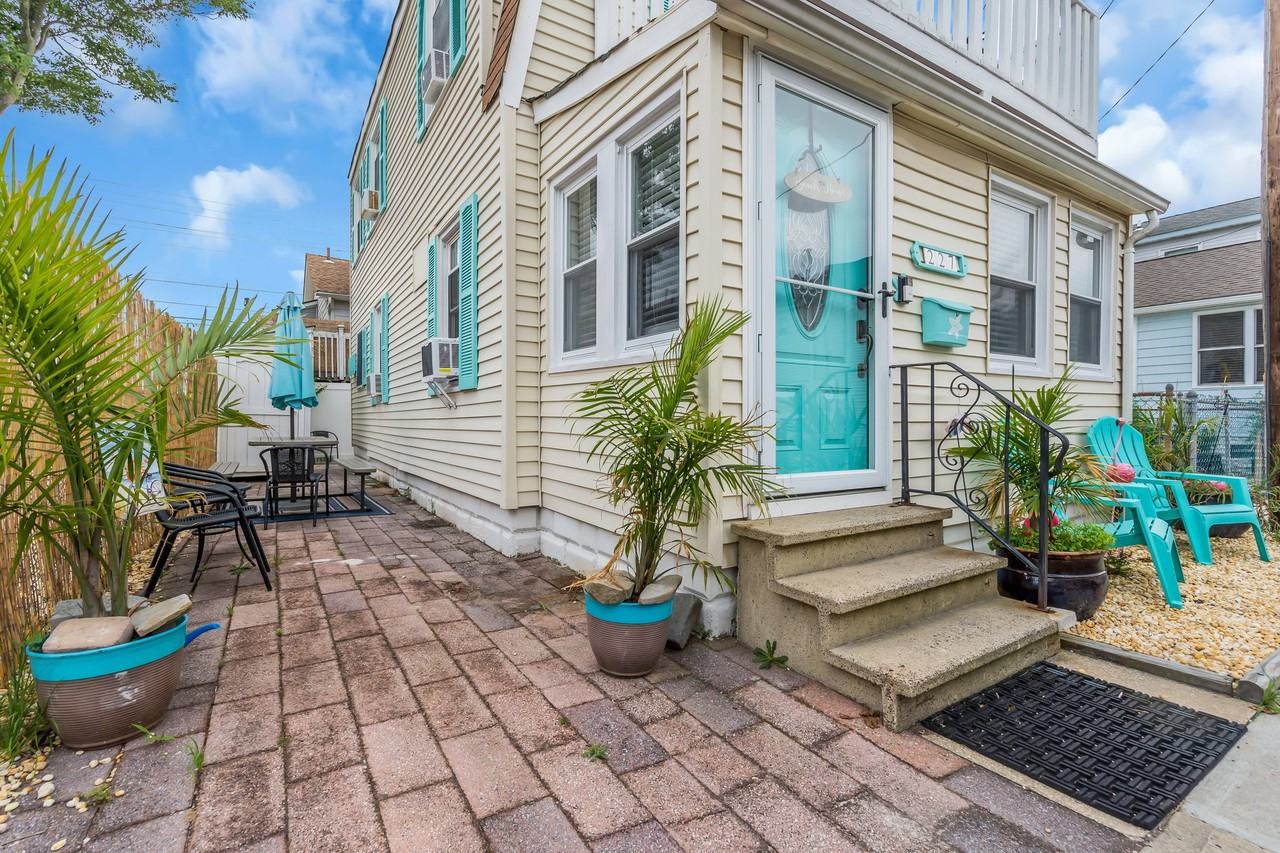 227 Bay Ter - Photo 2 of 35