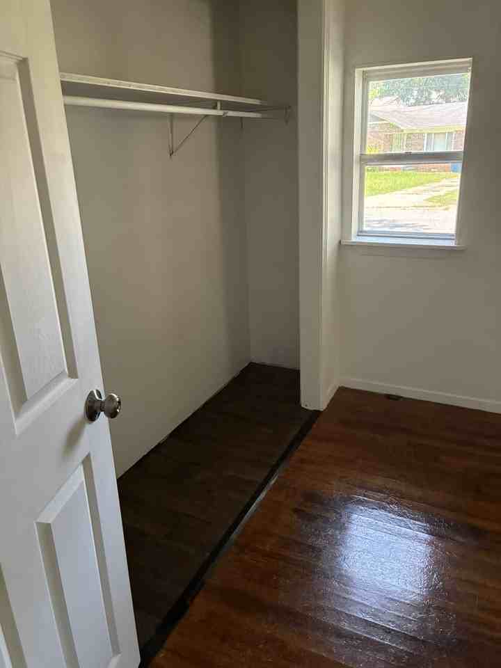 512 Middle St - Photo 4 of 10