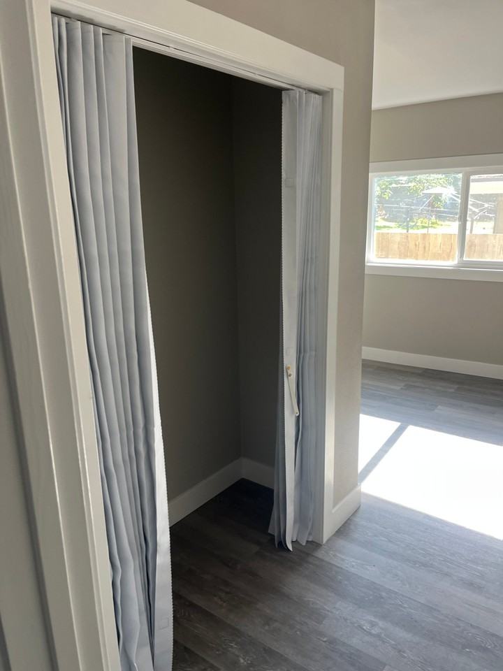 1220 E 10th St - Photo 2 of 20