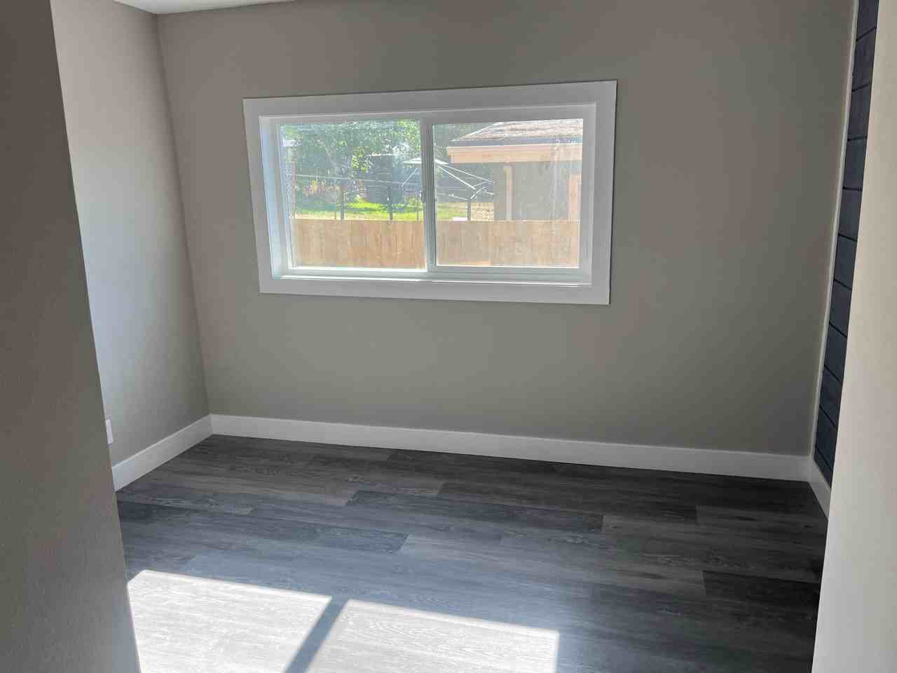 1220 E 10th St - Photo 4 of 20