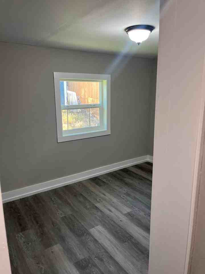 1220 E 10th St - Photo 5 of 20