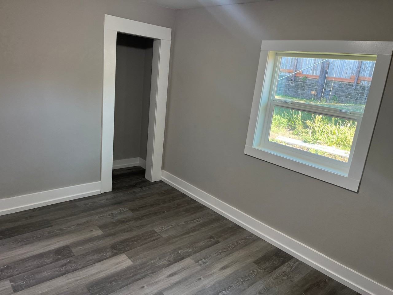 1220 E 10th St - Photo 6 of 20