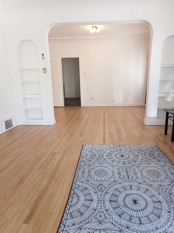 427 N Genesee Ave - Photo 3 of 17