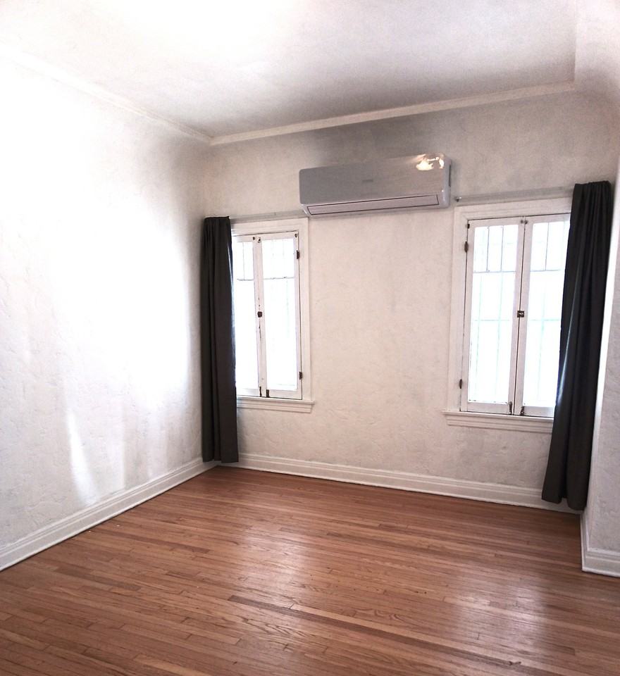 427 N Genesee Ave - Photo 4 of 17