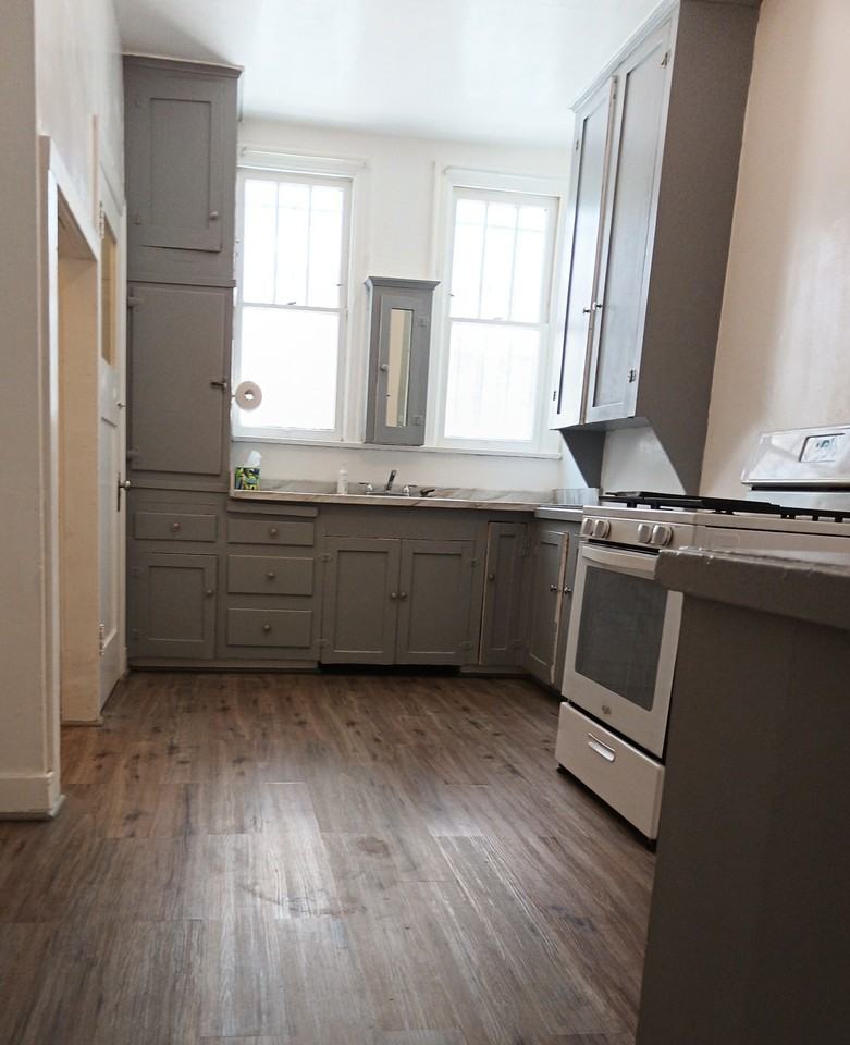 427 N Genesee Ave - Photo 6 of 17