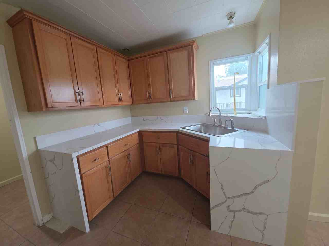 557 W Oldfield St - Photo 2 of 24