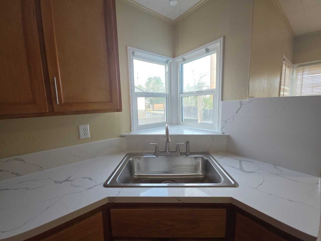 557 W Oldfield St - Photo 4 of 24