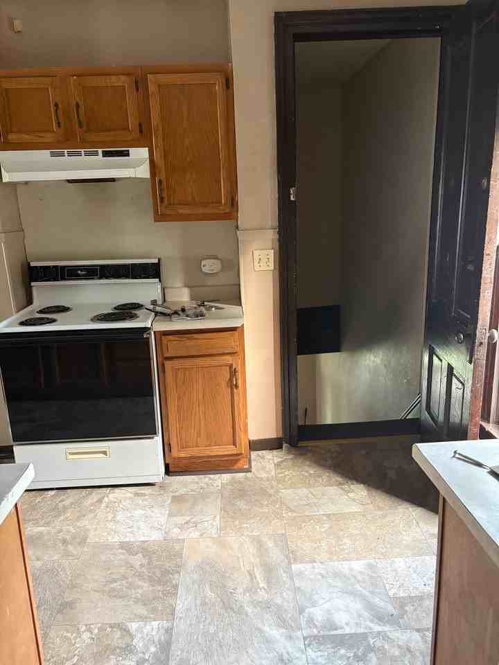 812 W 5th St - Photo 2 of 15