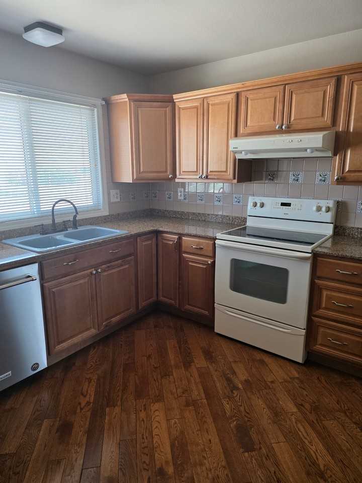 380 Shoshone Ave #A - Photo 2 of 10
