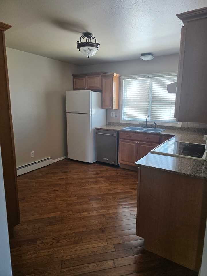 380 Shoshone Ave #A - Photo 3 of 10