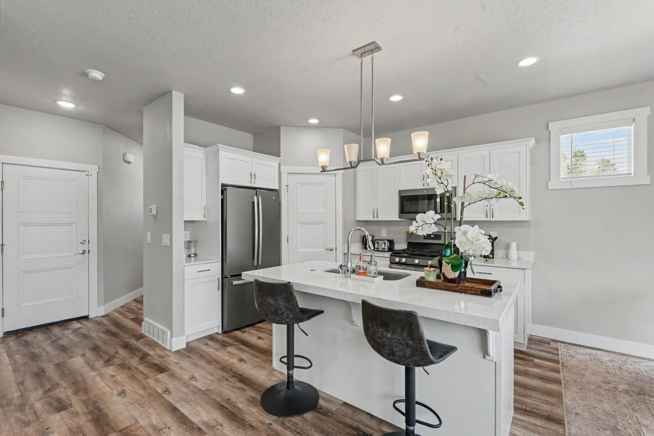 1303 E Weyburn Ln - Photo 3 of 11