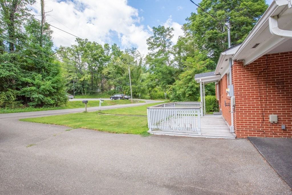 327 Long St - Photo 2 of 15