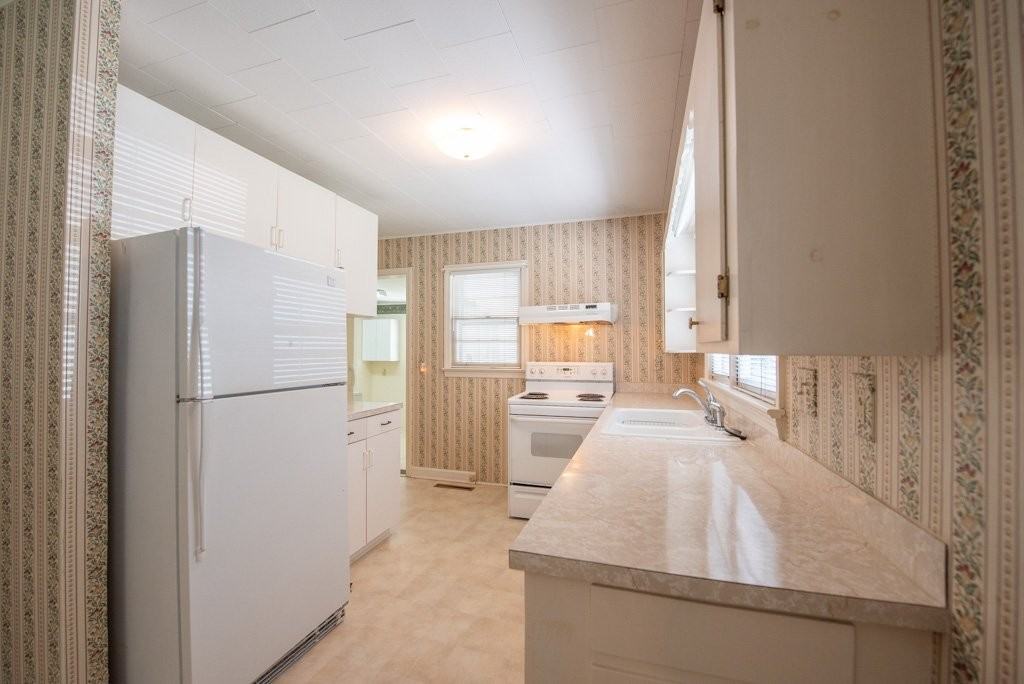 327 Long St - Photo 4 of 15
