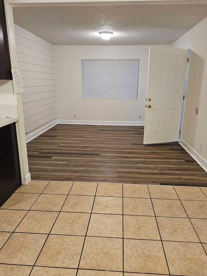 207 E 116th Pl - Photo 3 of 8