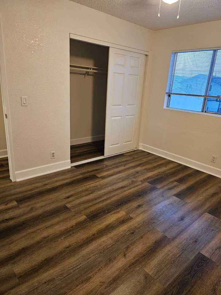 207 E 116th Pl - Photo 7 of 8