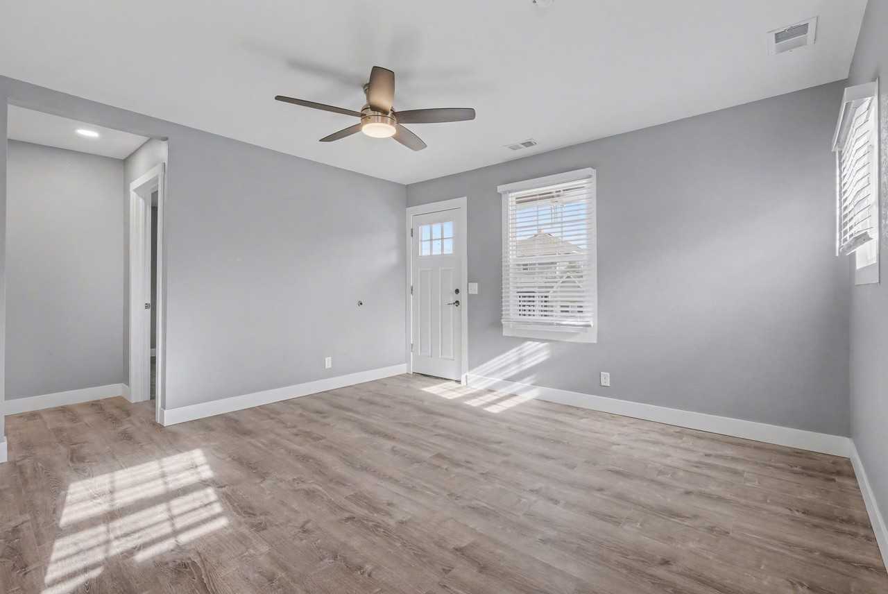 1617 1/2 10th Ave #6 - Photo 3 of 20