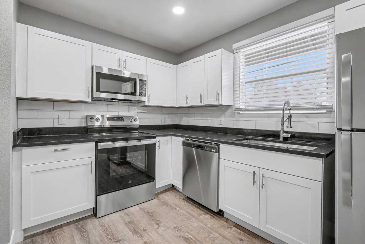 1617 1/2 10th Ave #6 - Photo 6 of 20