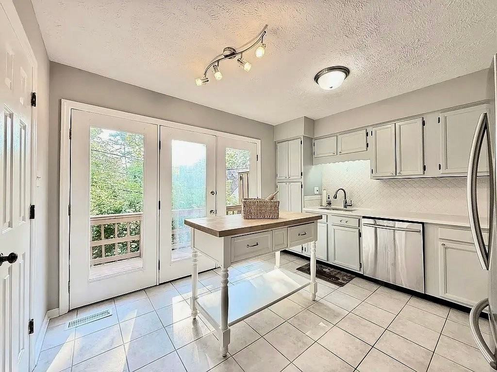 4013 Heather Ct - Photo 4 of 20