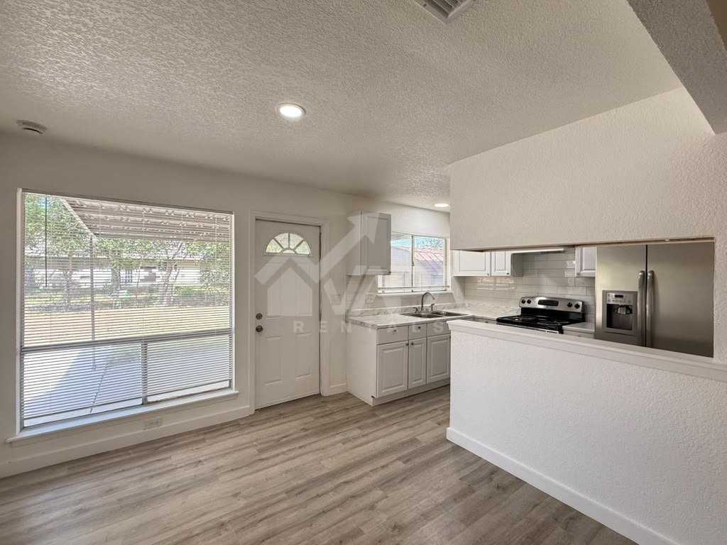 2706 Lakebriar St - Photo 5 of 19