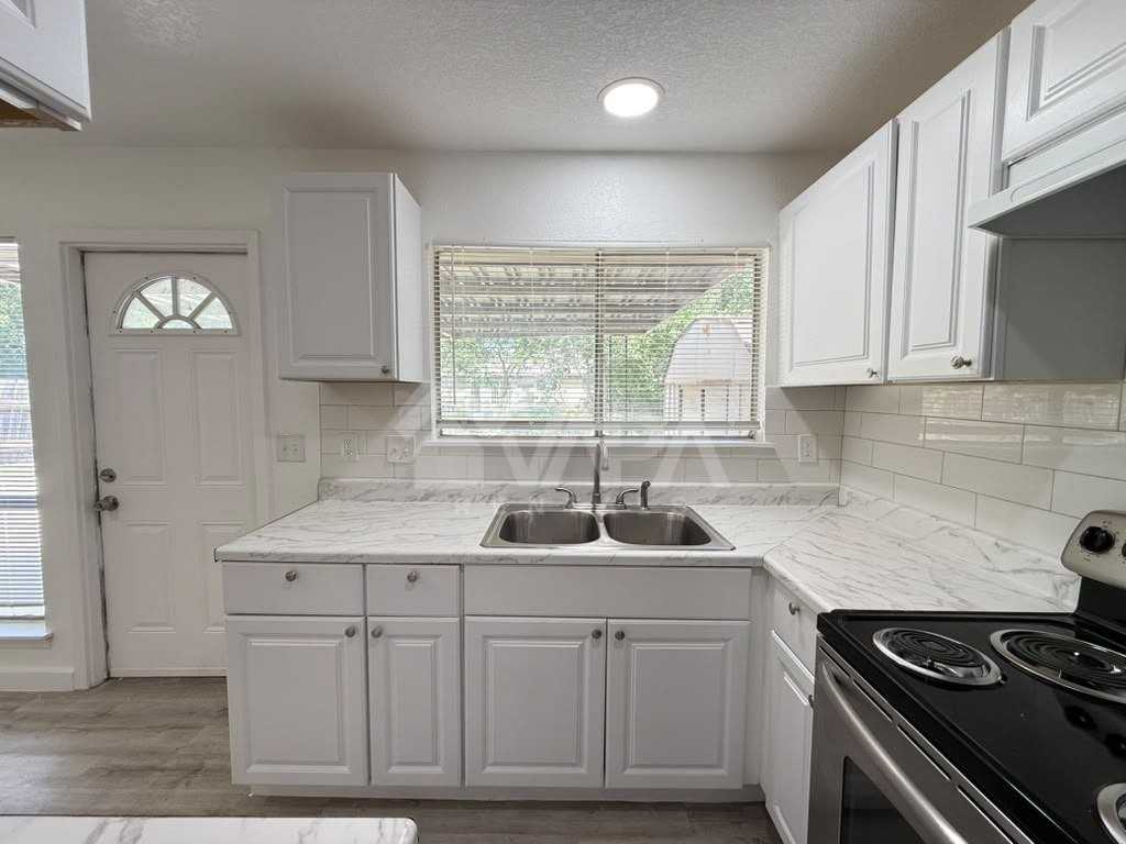 2706 Lakebriar St - Photo 6 of 19