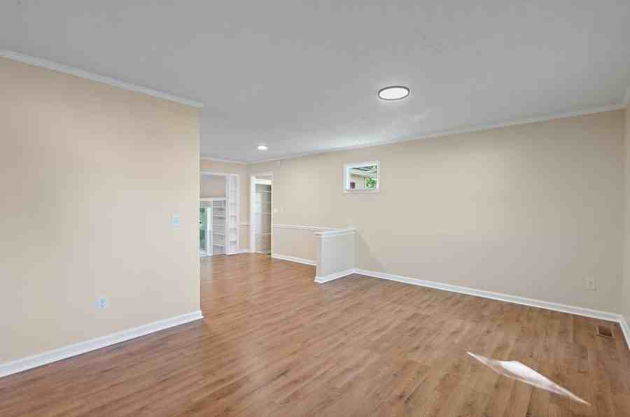1539 White Rd - Photo 5 of 20