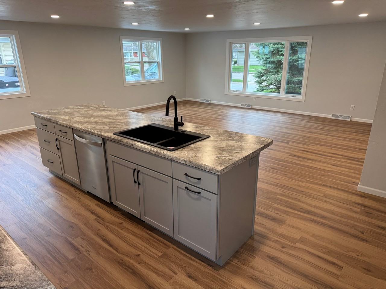 102 Lynn Dr - Photo 2 of 10